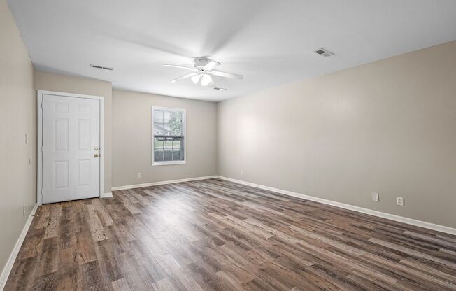 Newly Updated Townhome Close to Gate 1