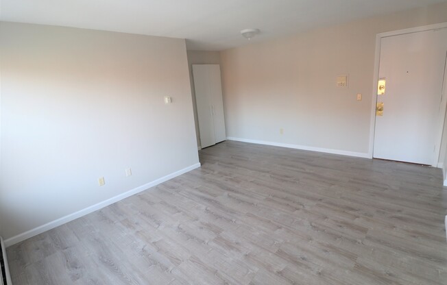 1 bed, 1 bath, 750 sqft, $1,300, Unit B4