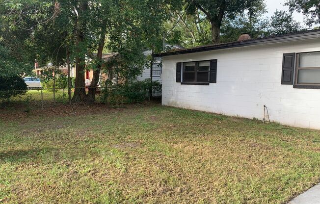 Large, spacious 4/2 w/ BONUS room. New paint and flooring throughout!