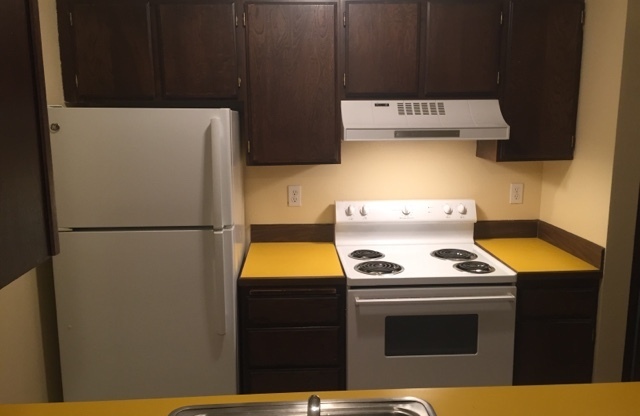 1 Bedroom Condo close to Washington Square with seasonal outdoor pool and move in special!