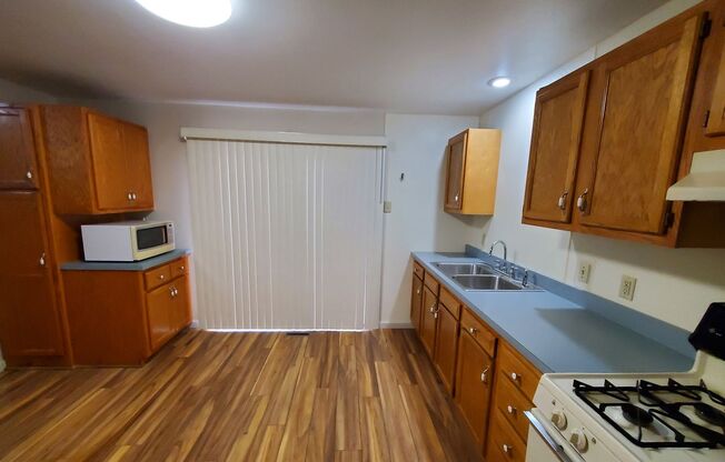 1 bed, 1.5 baths, $859