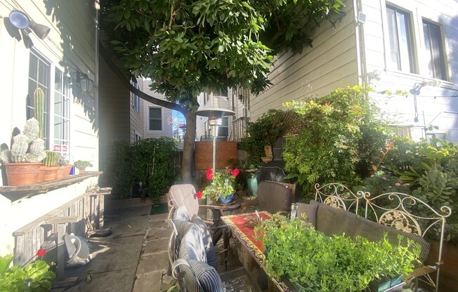 812 25 AVE
