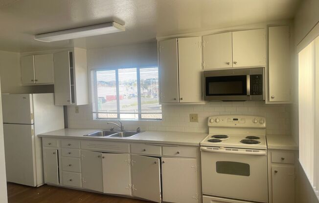 Upstairs unit easy access to freeway 80