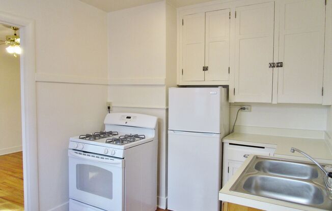 Studio, 1 bath, $1,050, Unit 04