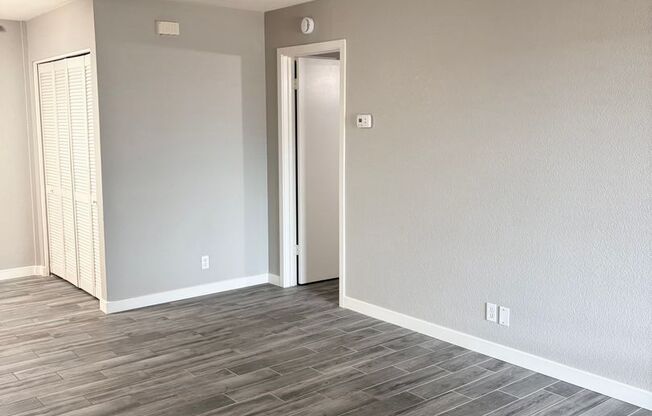 **BEAUTIFUL RENOVATED 2 BEDROOM/2 BATHROOM PATIO HOME IN CHANDLER (CHANDLER BLVD & COOPER)**