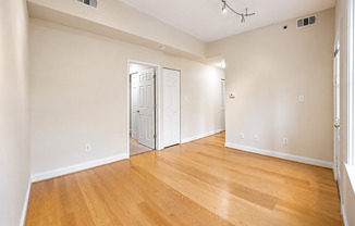 1 bed, 1 bath, $2,500, Unit 103