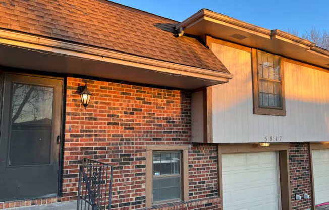 *COMING SOON* Spacious 3 Bed, Two Bath Duplex in Raytown