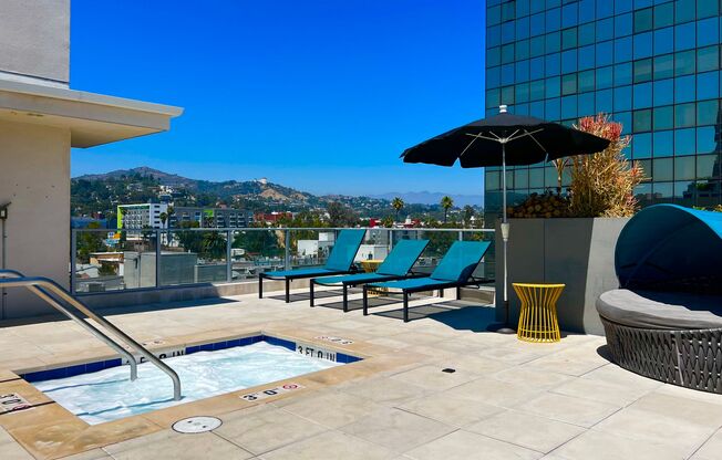 STUDIO ON SUNSET BLVD! ROOFTOP POOL & JACUZZI! SECURED PARKING!