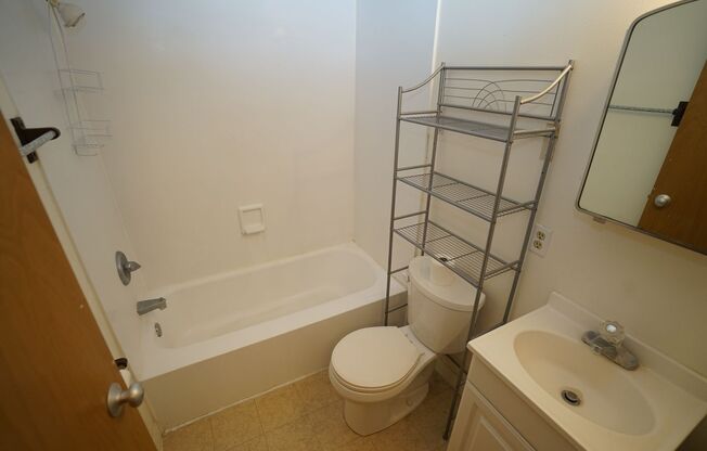 1 bed, 1 bath, $1,090, Unit 1F