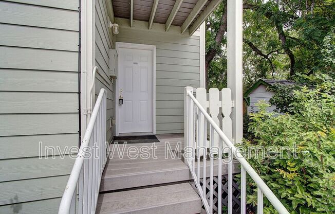 2703 E 8th Street