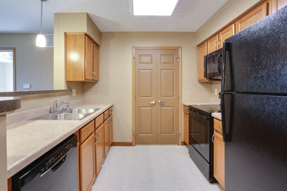 Deer Lakes Apartments â Kitchen - Appliances Included â Garbage Disposal â Dish Washer - In-unit Washer and Dryer - Ask for a Tour - Pet Friendly