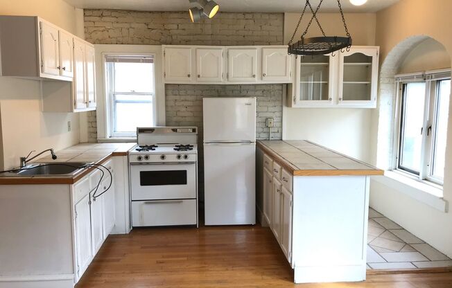 2 beds, 1 bath, $1,345, Unit 12