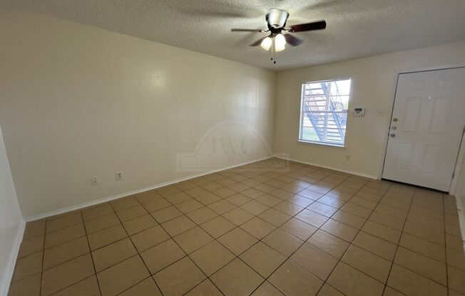 2 beds, 1 bath, $825, Unit 1906 Cedarhill Unit A