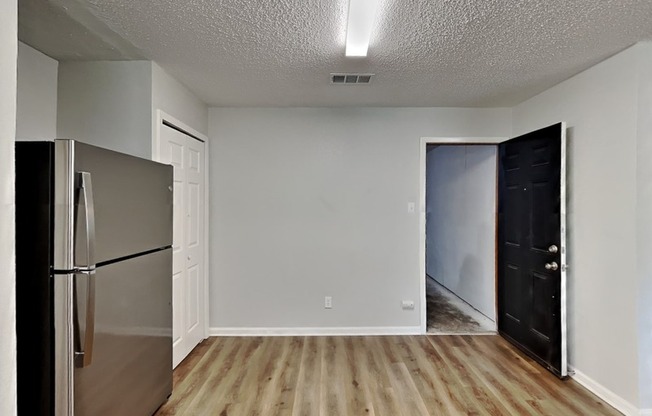 825 LIVINGSTON DR