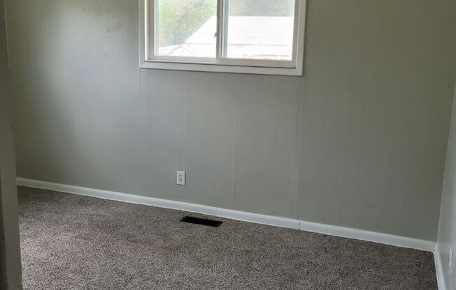 3 Bed 2 Bath Bungalow walking distance to river