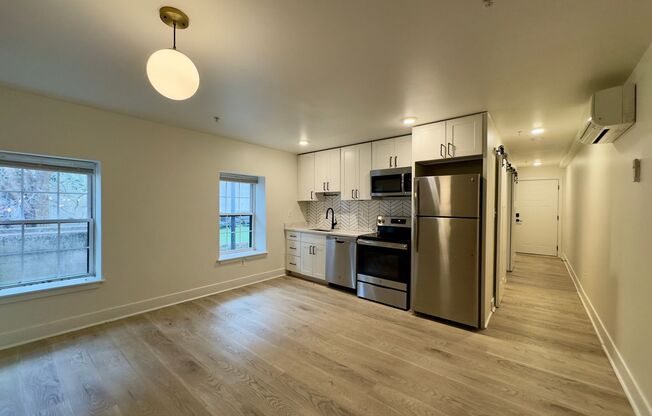 1 bed, 1 bath, $1,100, Unit 415 - 103