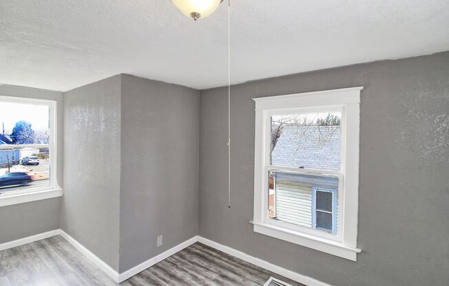 5 beds, 2 baths, $2,300