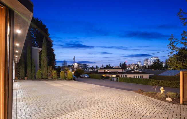9817 SE Shoreland Dr, Bellevue, WA 98004