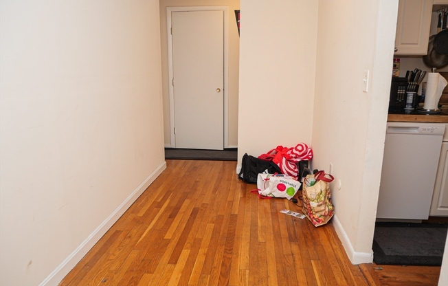 3 beds, 1 bath, 999 sqft, $4,200, Unit 21