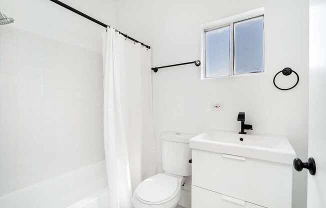 Cozy 1 Bed / 1 Bath with Stainless Steel Kitchen, Parking, and More – 3960 1/2 W 27th St