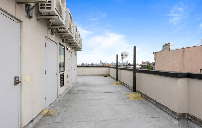 1390 PUTNAM AVE