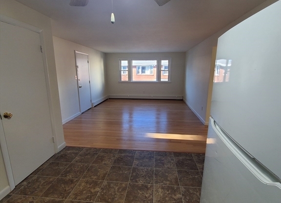 2 beds, 1 bath, 800 sqft, $2,500, Unit 8