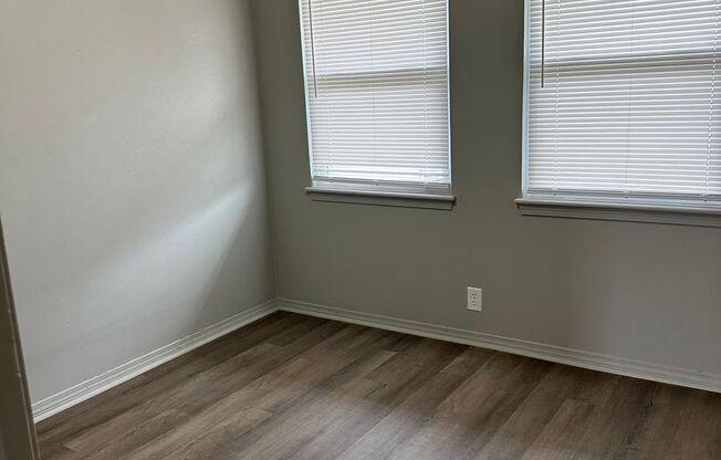 2 beds, 1.5 baths, $800, Unit 912 S Connecticut - C