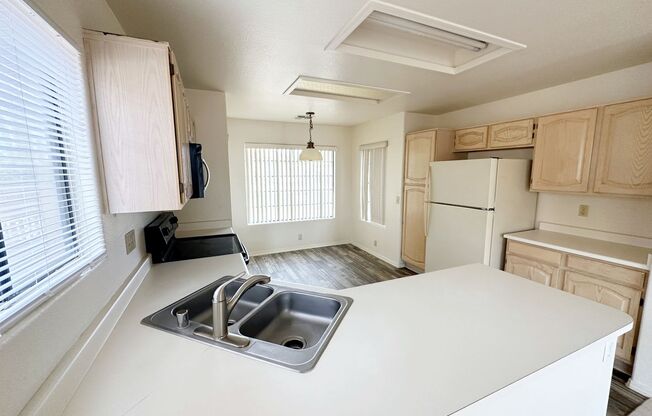 Spacious 3 Bed, 2 Bath Home in Peoria - Your Perfect Home Awaits!