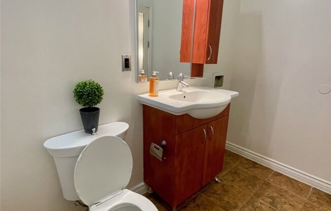 1 bed, 1 bath, 670 sqft, $1,900, Unit 1009
