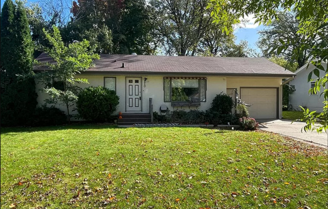 3 Bedrooms, 2 Bathrooms Single Family Home in Brainerd, MN w/attached garage and partially fenced yard