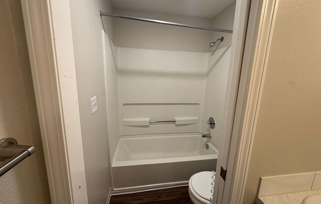 2 beds, 1 bath, 891 sqft, $1,550, Unit 202