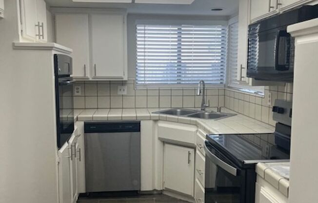 2 beds, 2 baths, $1,750, Unit 817-36