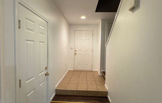 Gated 2 beds 2.5 baths townhome in Ashburn Renton