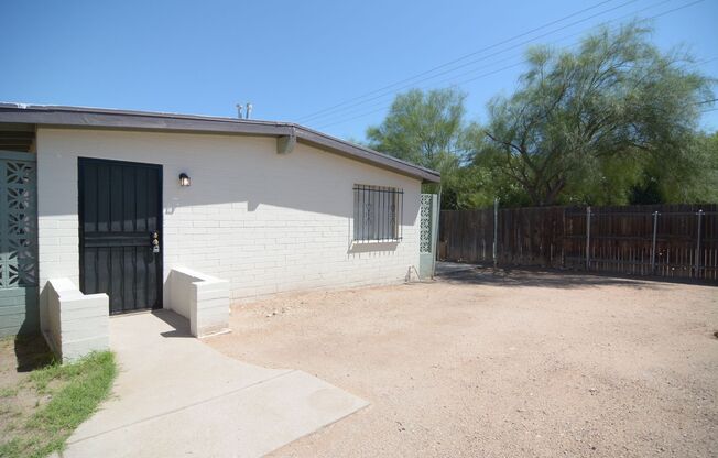 Charming 2 Bedroom 1 Bath Triplex! Close to the U of A!