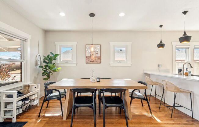3BD, 3BA Sunnyside Bungalow with 3-Car Garage