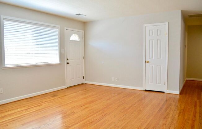 A 2-3 bedroom / 1 bathroom apartment in iconic San Anselmo