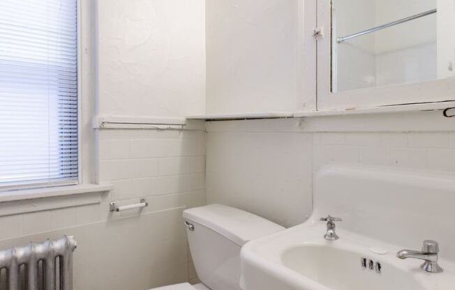 1 bed, 1 bath, 700 sqft, $999, Unit 33-209