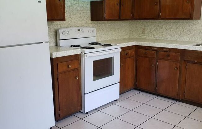 2 beds, 1 bath, $1,050, Unit 10