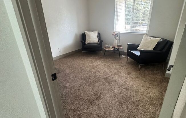 2 beds, 1 bath, 950 sqft, $1,295, Unit B5