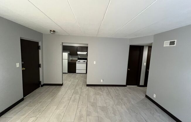 2 beds, 1 bath, 800 sqft, $875, Unit 7