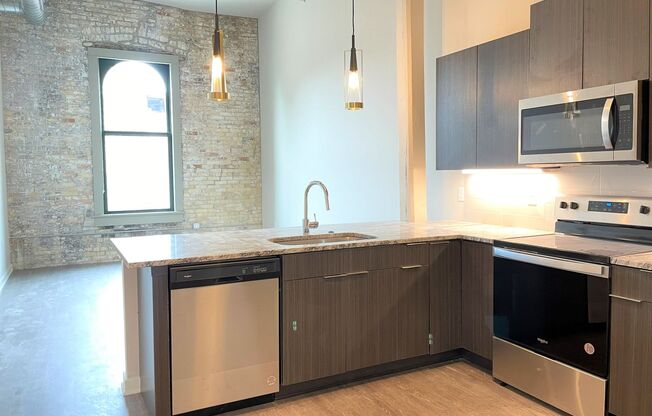1 bed, 1 bath, 687 sqft, $1,620, Unit Cream City Lofts-408