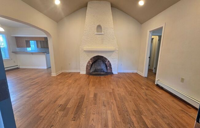 Large Beautiful South Hill Home! Available Now!