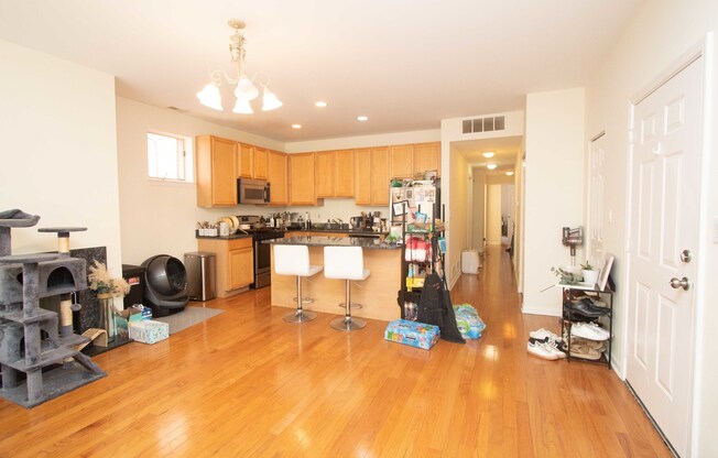 814 W UNIVERSITY LN