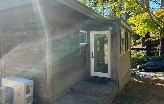 Beautifully Remodeled Studio Downtown