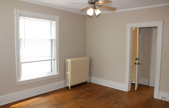 2 BR Close to Medical Mile with hardwood floors & in unit laundry