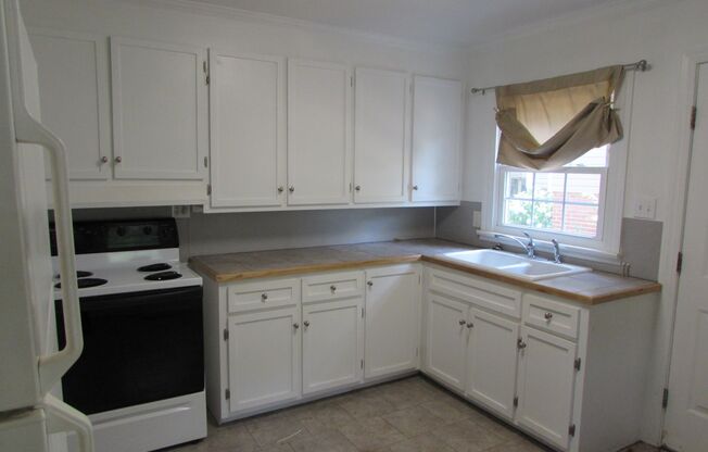 Cozy 2 Bed/1 Bath Home in Statesville - Covered Front Porch