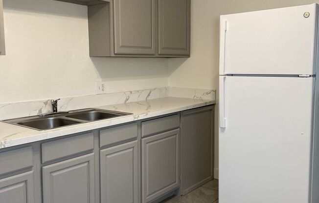 2 beds, 1 bath, $1,260, Unit A