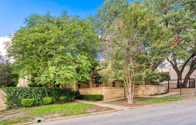 ALAMO HEIGHTS  |  TOWNHOME  |  REMODELED  |  HUGE TERRACE