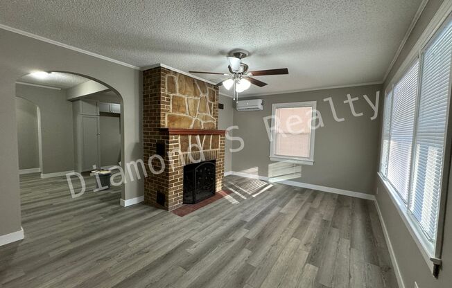 MOVE IN SPECIAL! - Updated 2 bedroom Home - Great Location