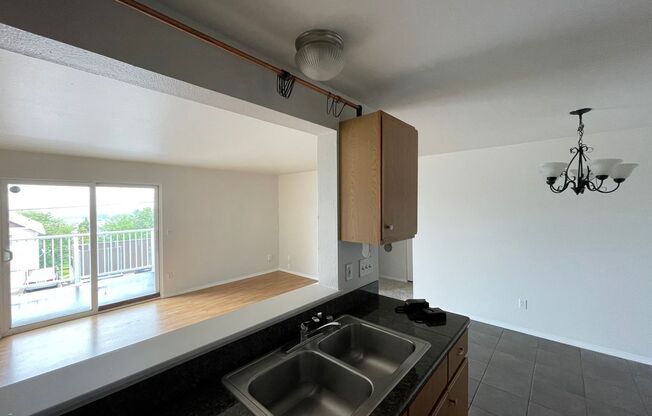 Tacoma Top Floor 2bed/1bath condo